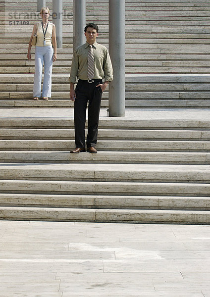 Mann und Frau stehen auf einer Treppe im Freien