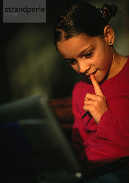 Junges Mädchen mit Blick auf den Computer  Nahaufnahme