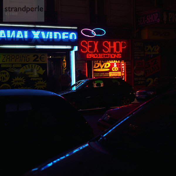 Sexshop beleuchtet mit Neonschild bei Nacht