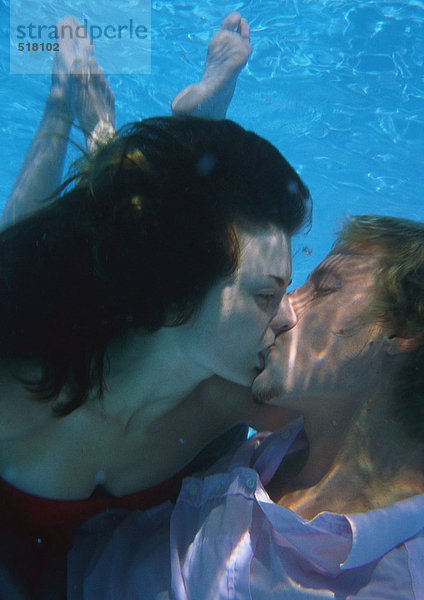 Paar Küssen unter Wasser