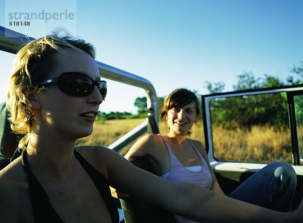 Zwei Frauen im 4x4-Fahrzeug