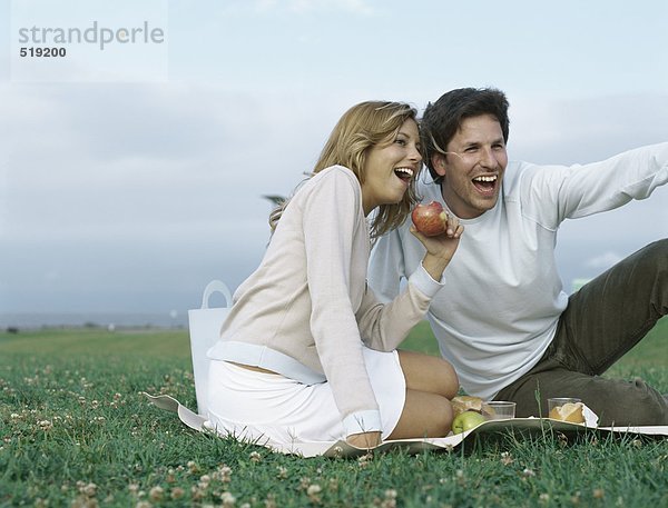 Junger Mann und junge Frau beim Picknick