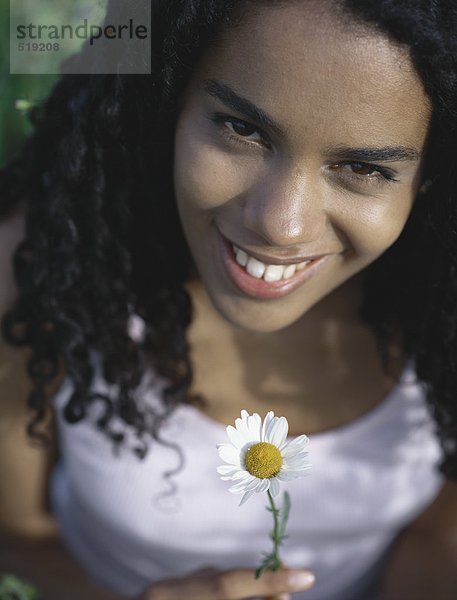 Junge Frau mit Gänseblümchen  Portrait