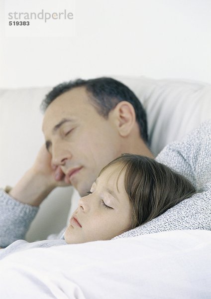Vater und Tochter auf dem Sofa sitzend  schlafend