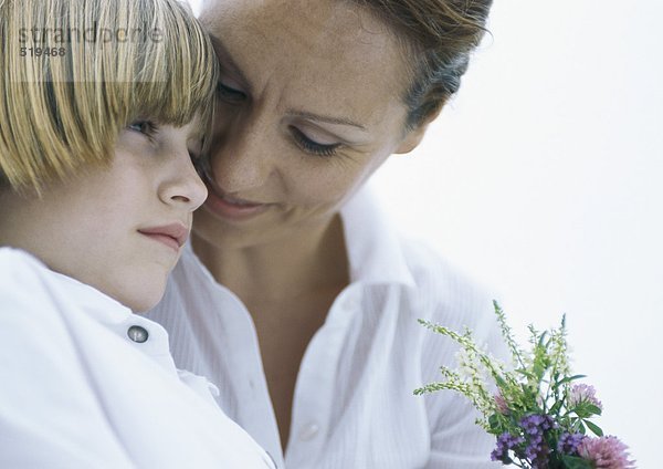 Mutter und Sohn mit Wildblumenstrauß