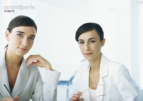 Zwei Geschäftsfrauen mit Blick auf Kamera  Kopf und Schultern