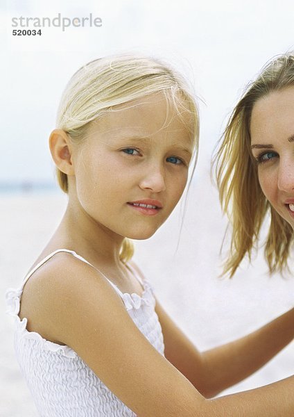 Mädchen und Mutter am Strand  Portrait