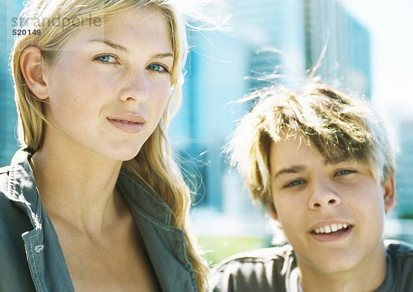 Teenager-Junge und junge Frau  mit Blick auf die Kamera