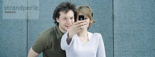 Junges Paar beim Selbstporträt mit Fotohandy