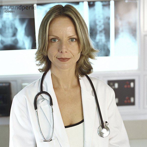 Ärztin im Röntgenlabor