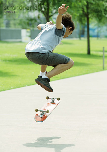 Skateboarder in der Luft