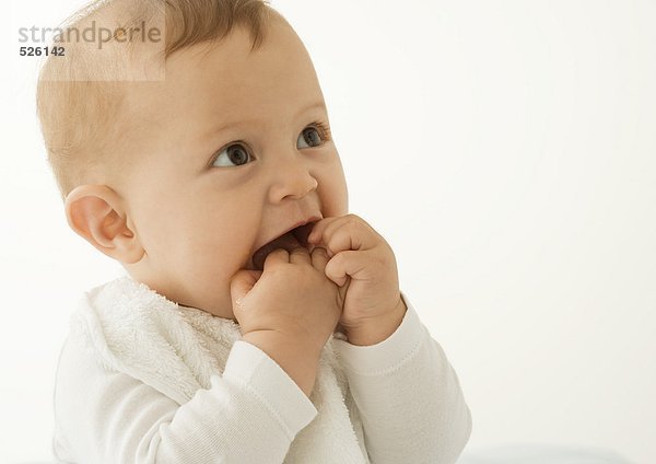 Baby mit Händen im Mund