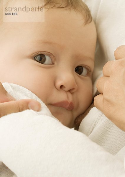 Säuglingspflege  Blick in die Kamera