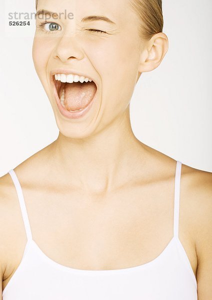 Junge Frau im Tank Top augenzwinkernd  Portrait