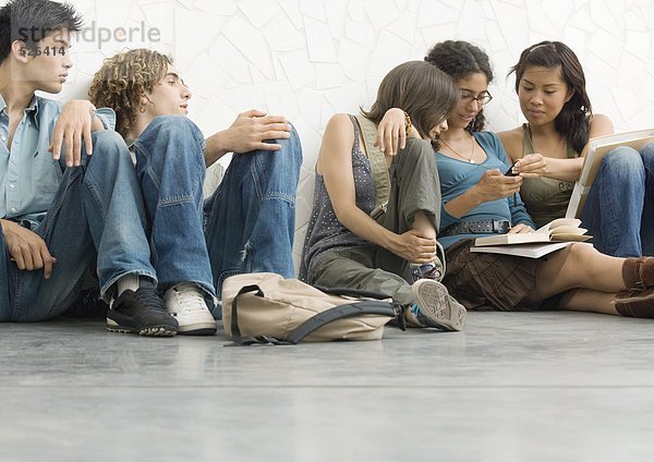 Gruppe von Studenten auf dem Boden sitzend