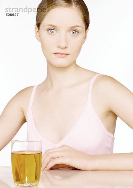 Junge Frau mit einem Glas Apfelsaft