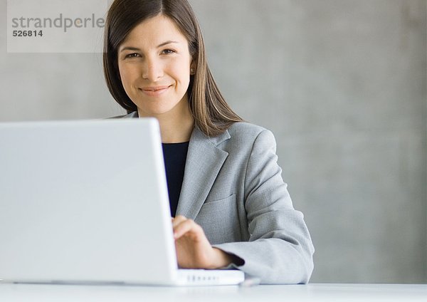 Geschäftsfrau mit Laptop-Computer