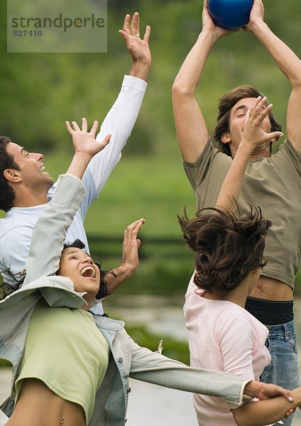 Gruppe junger erwachsener Freunde beim Ballspielen