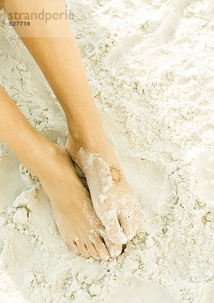 Frauenfüße im Sand