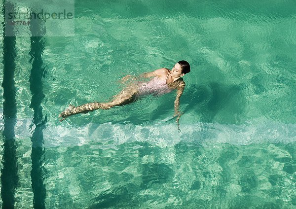 Frau schwimmt im Pool  volle Länge