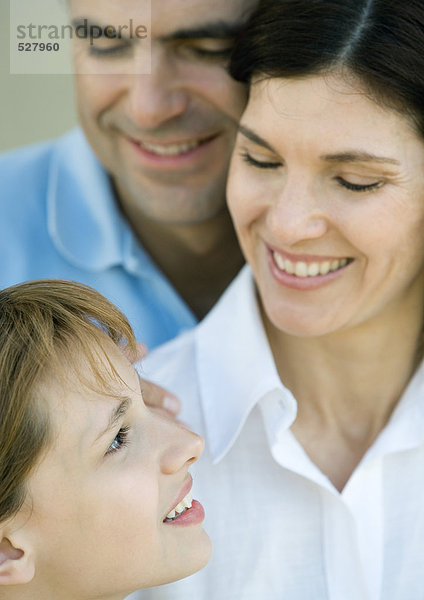 Familie mit einem Kind  Mutter und Tochter schauen sich an  lächelnd  Nahaufnahme
