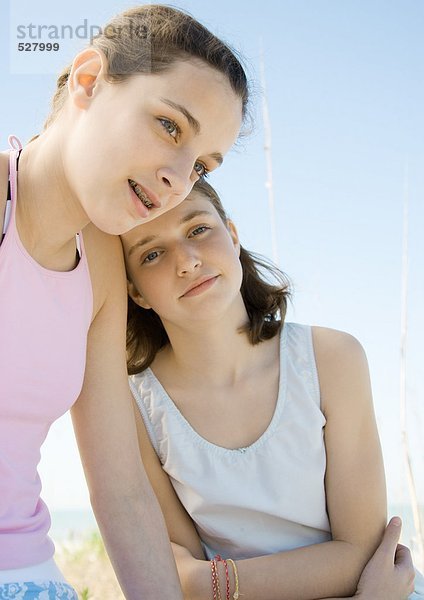 Zwei Mädchen im Alter von 14 Jahren  ein Kopf auf der Schulter des anderen.