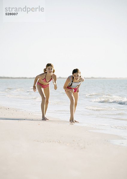 Zwei Mädchen  die bereit sind  am Strand zu fahren.