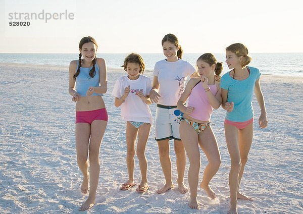 Gruppe von Mädchen  die am Strand tanzen