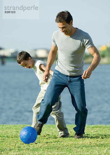 Mann und Sohn spielen Fußball