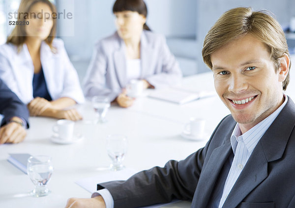 Geschäftsmann lächelnd  Treffen im Hintergrund  Portrait