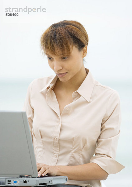 Frau mit Laptop im Freien