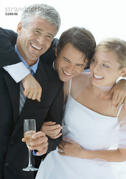 Braut und Bräutigam mit Vater  lachend
