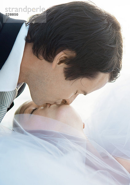 Bräutigam küssende Braut