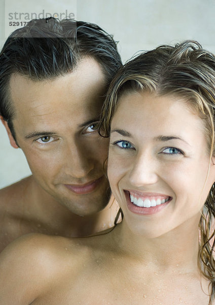 Junges Paar mit nassem Haar und nackten Schultern  Portrait