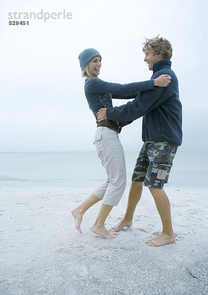 Junges Paar tanzt am Strand