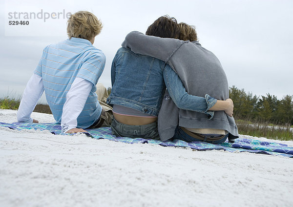Freunde am Strand sitzend