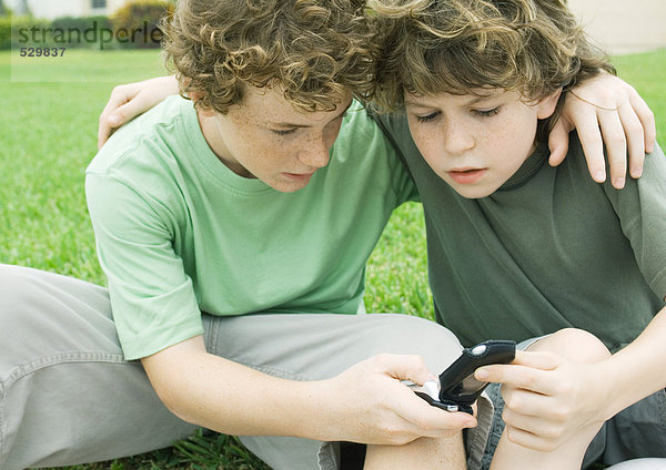 Zwei Jungs schauen auf das Handy