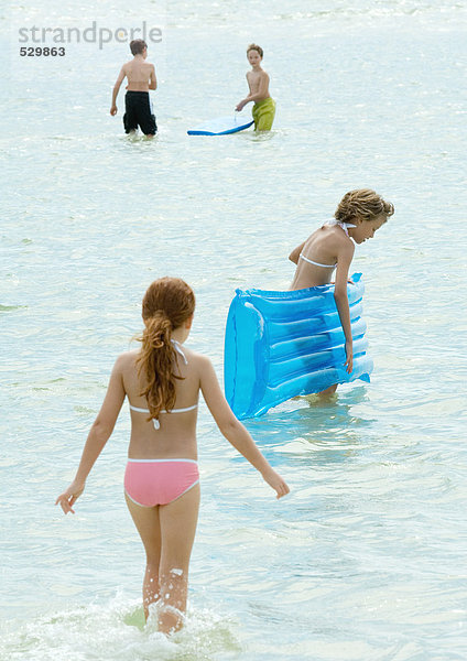 Kinder beim Spielen im Wasser am Strand