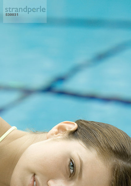 Liegende Frau am Pool  Nahaufnahme der Gesichtshälfte