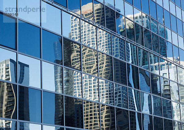 Wolkenkratzer auf Glasfassade reflektiert  Blickwinkel niedrig