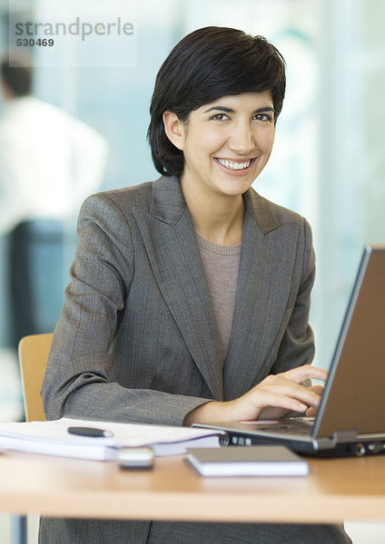 Geschäftsfrau mit Laptop  Portrait