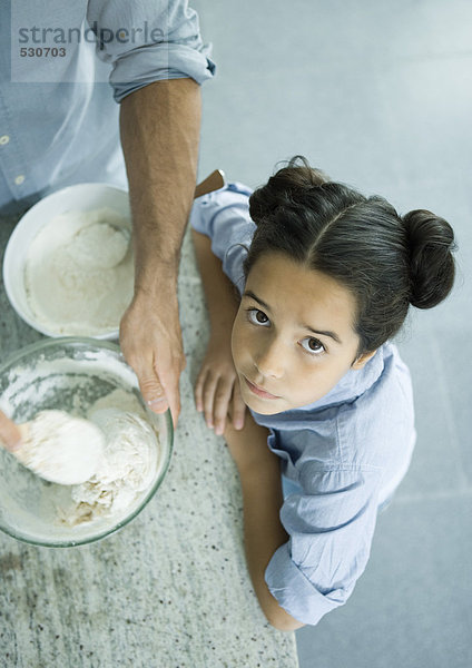 Vater und Tochter kochen gemeinsam