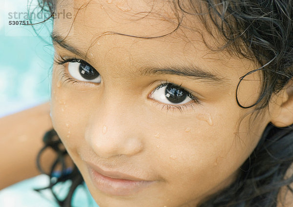 Kleines Mädchen mit nassem Gesicht  Poolwasser im Hintergrund  Nahaufnahme