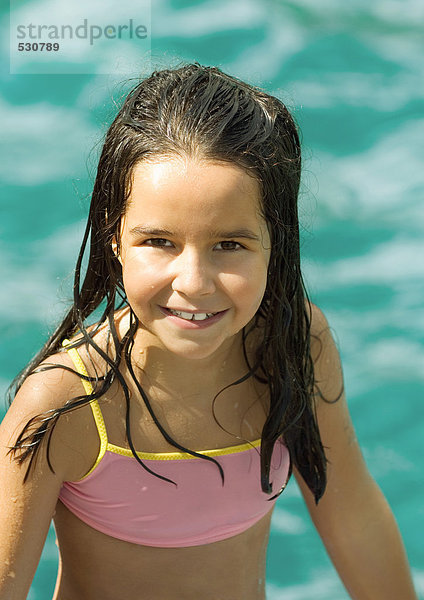 Mädchen im Badeanzug  Wasser im Hintergrund  Portrait
