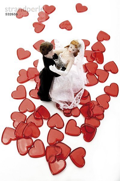 Hochzeitspaarfiguren tanzen über roten Herzen  erhöhte Ansicht