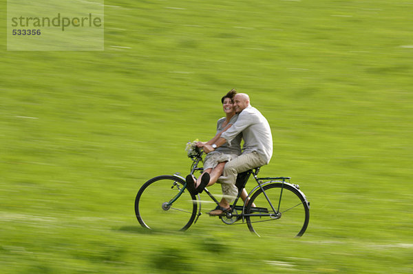 Paarfahrrad auf der Wiese