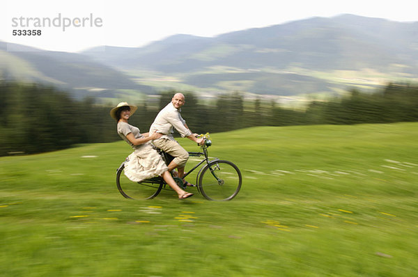 Paarfahrrad auf der Wiese  Seitenansicht