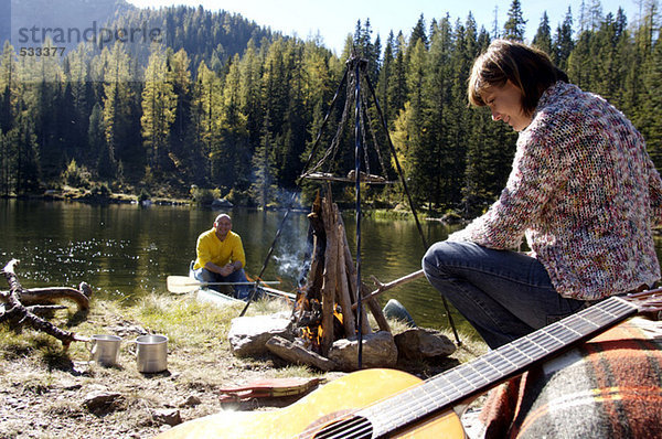 Mann und Frau beim Camping am See