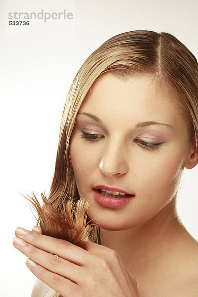junge Frau mit Haarsträhne