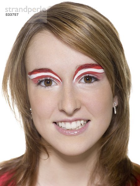 Frau mit österreichischer Flagge auf Augenbrauen  Nahaufnahme  Portrait